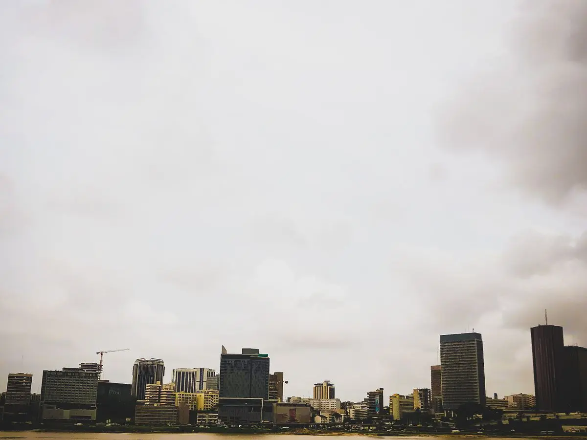 La skyline du Plateau d'Abidjan au-dessus de la lagune Ébrié