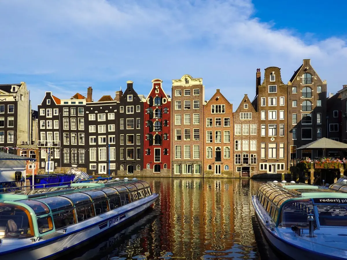 Les maisons à pignons colorées le long d'un canal d'Amsterdam