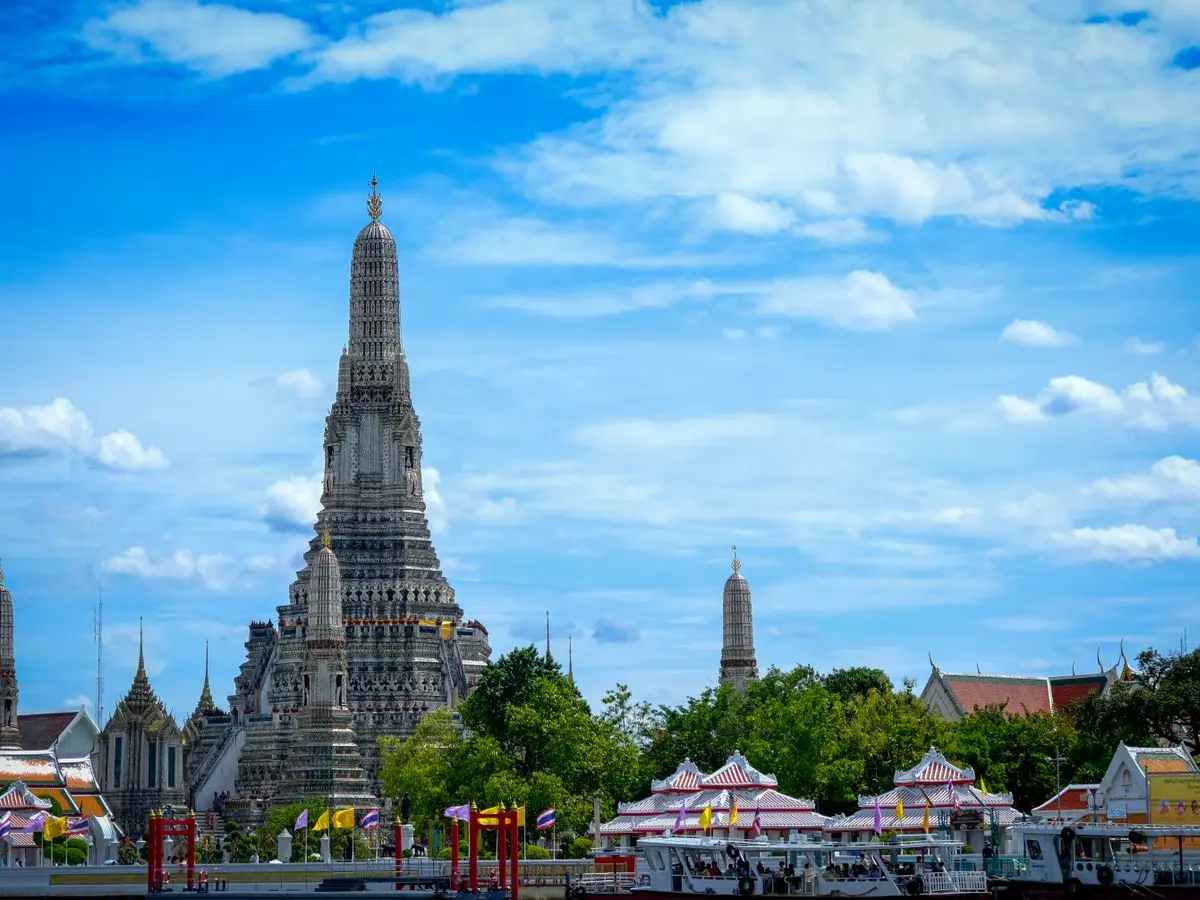 Le temple Wat Arun au bord du fleuve Chao Phraya à Bangkok