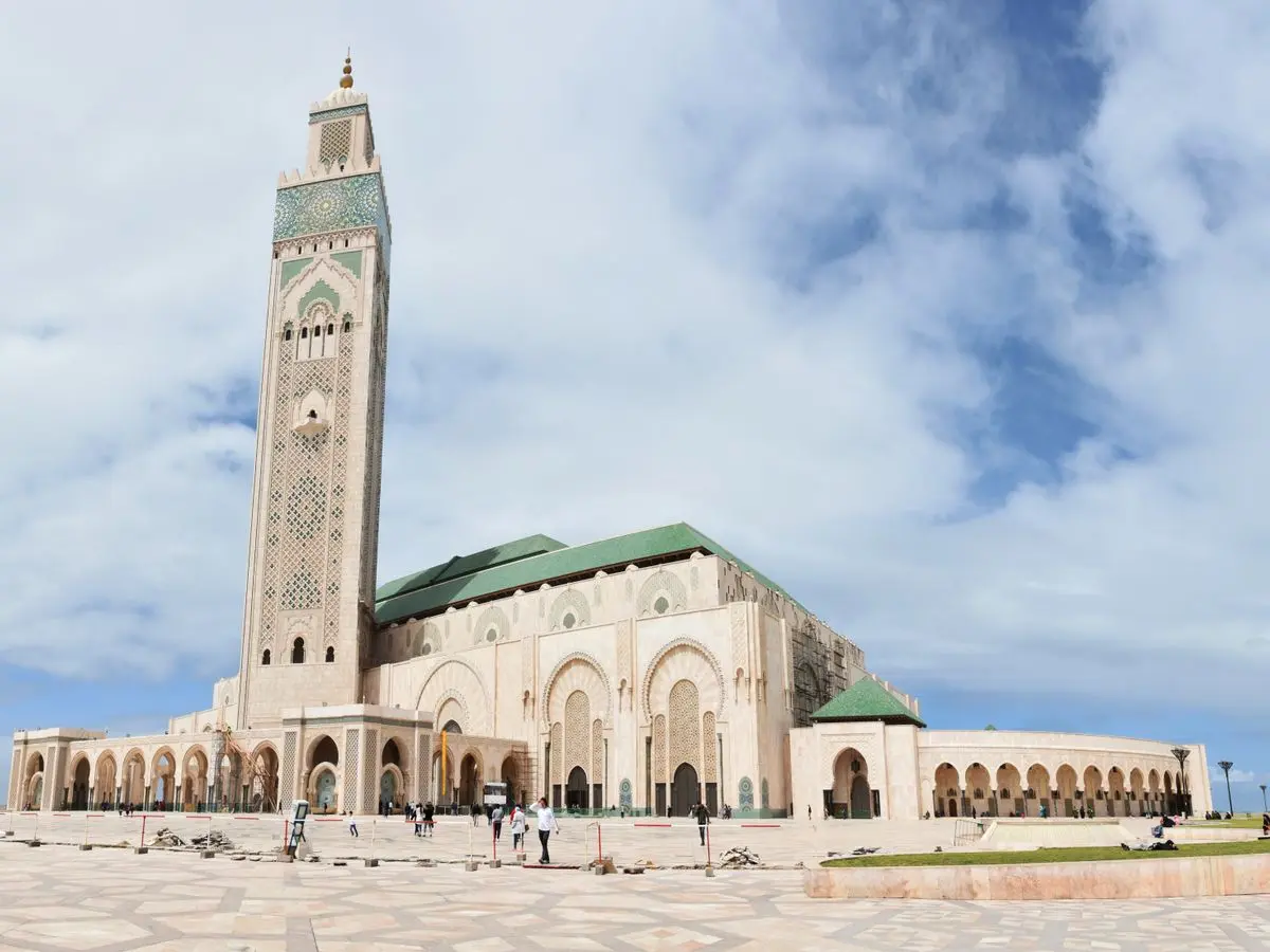 La mosquée Hassan II et son minaret face à l'océan à Casablanca