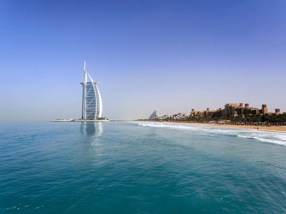Le Burj Al Arab à Dubaï, vu de la mer