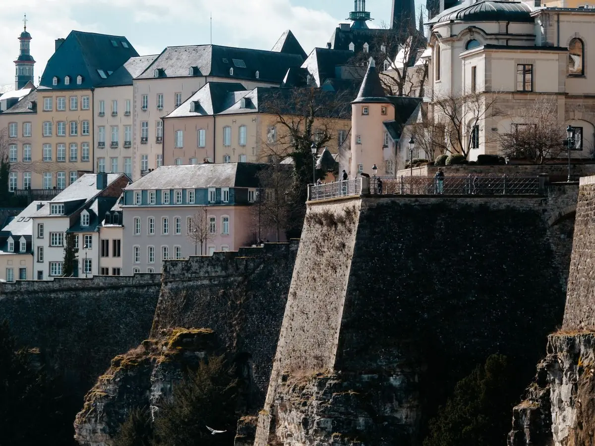 Vue sur la vieille ville de Luxembourg et ses fortifications historiques