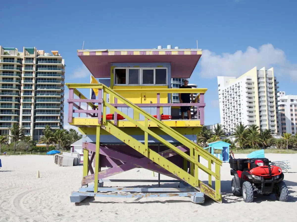 Une cabane de sauveteur art déco sur la plage de South Beach à Miami