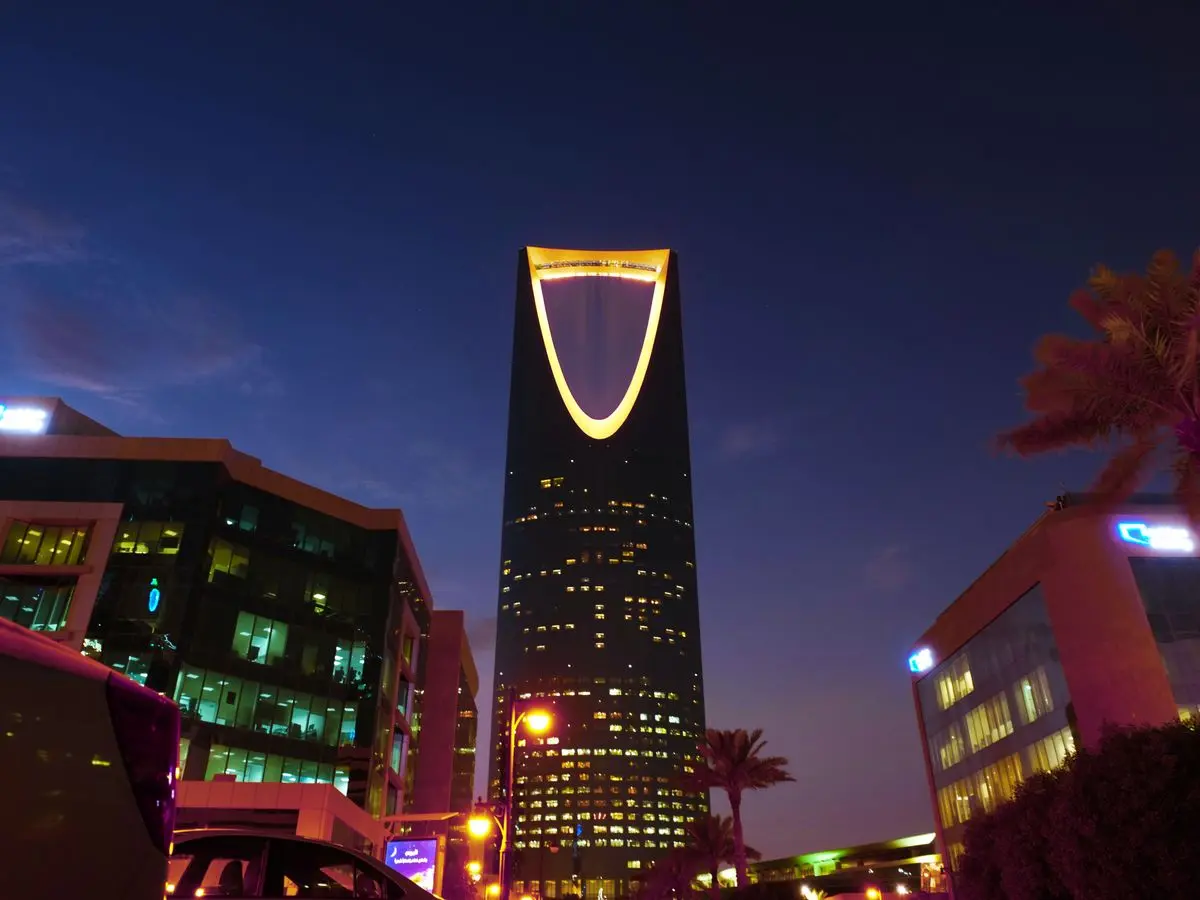 La Kingdom Centre Tower illuminée au crépuscule à Riyad