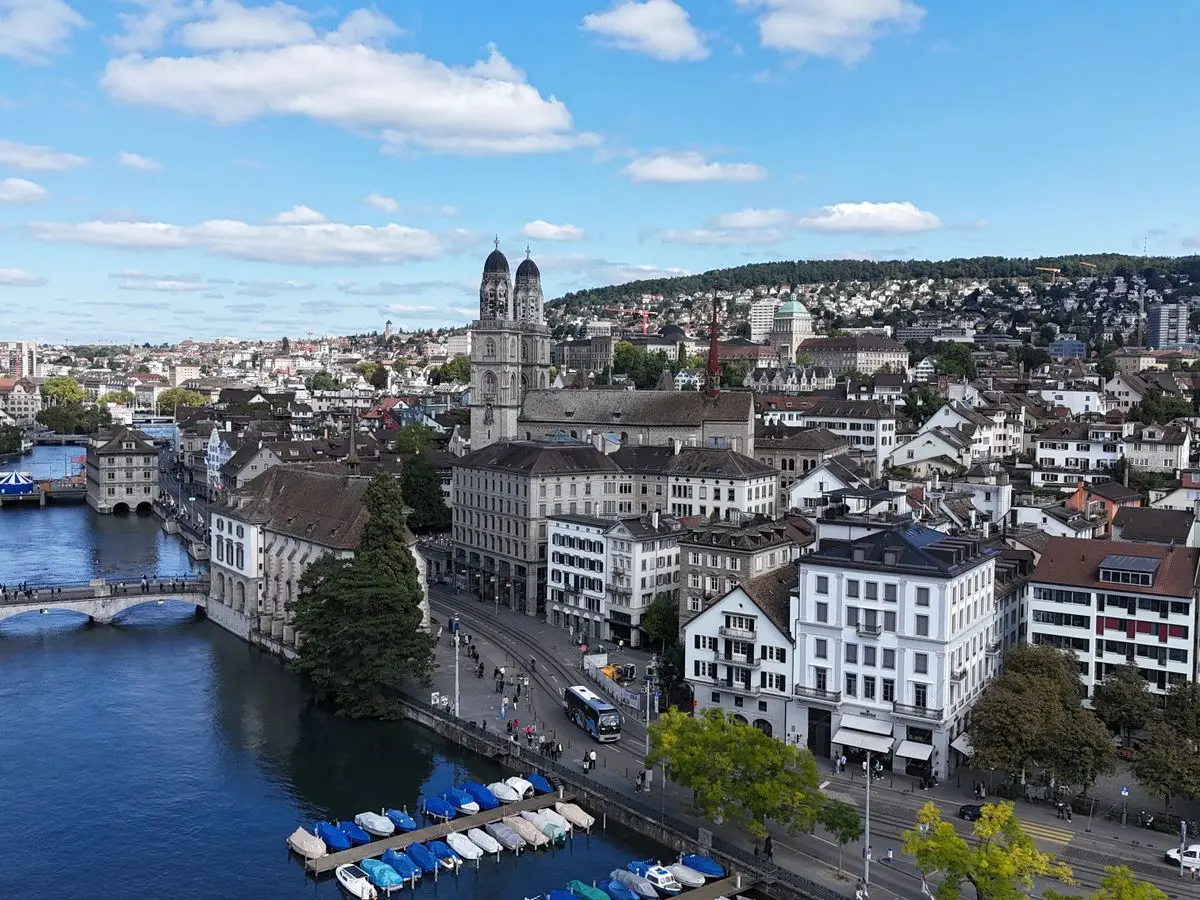 La vieille ville de Zurich et les tours du Grossmünster sur la Limmat